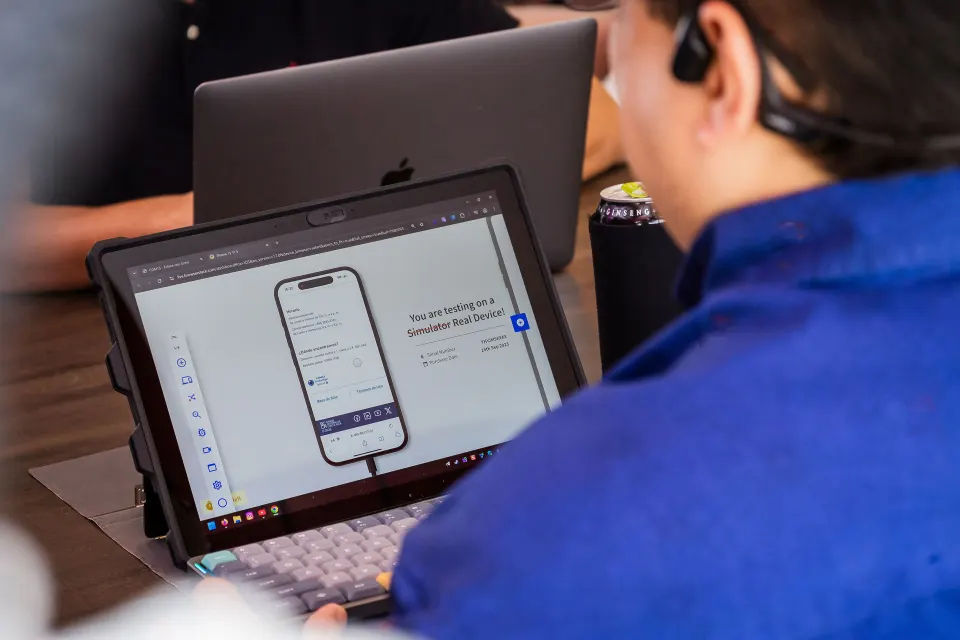Pantalla de una laptop con un simulador de teléfono móvil durante pruebas de QA de un sitio web